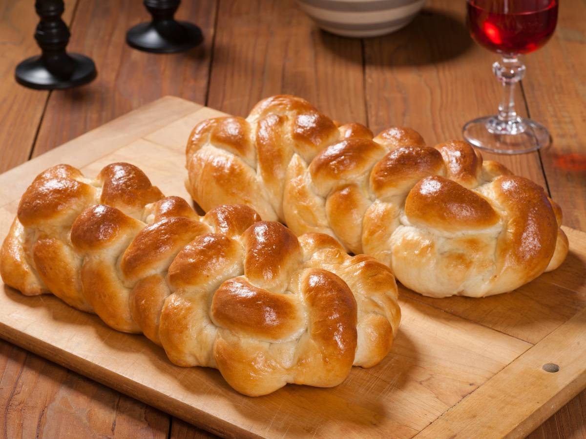 Świeże chałki na drewnianej desce