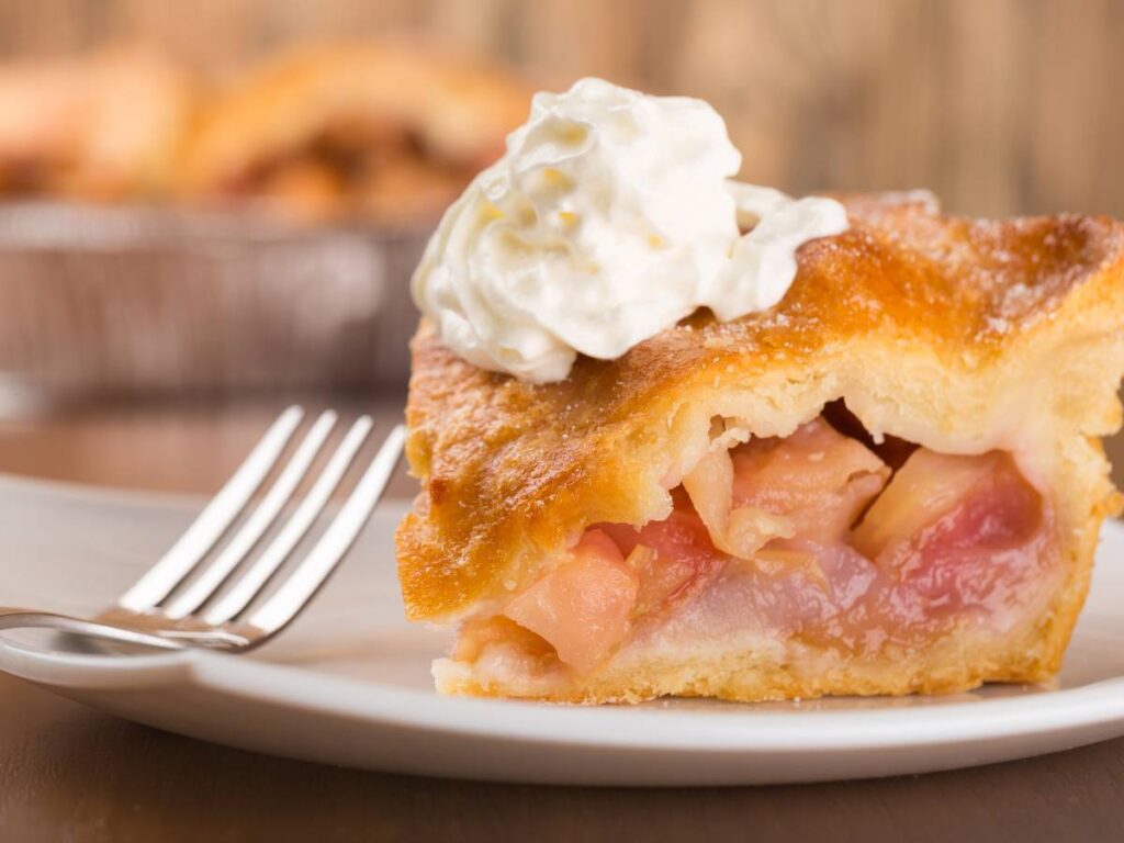 Szarlotka na spodzie orkiszowym z owocami i bitą śmietaną