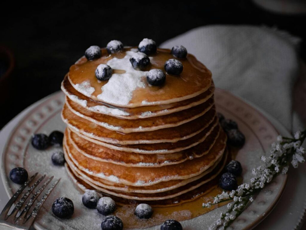 Ciekawa propozycja podania tortu naleśnikowego z mąki orkiszowej
