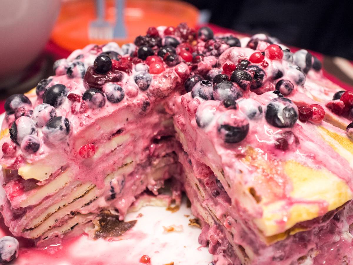 Interesująca propozycja podania tortu naleśnikowego z mąki orkiszowej