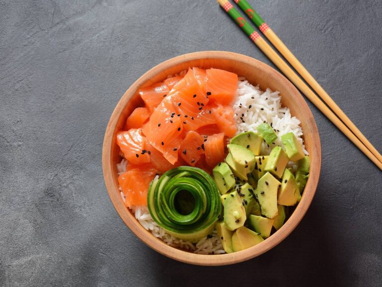 Efektowny sposób serwowania bowl'a z łososiem i sezamem.