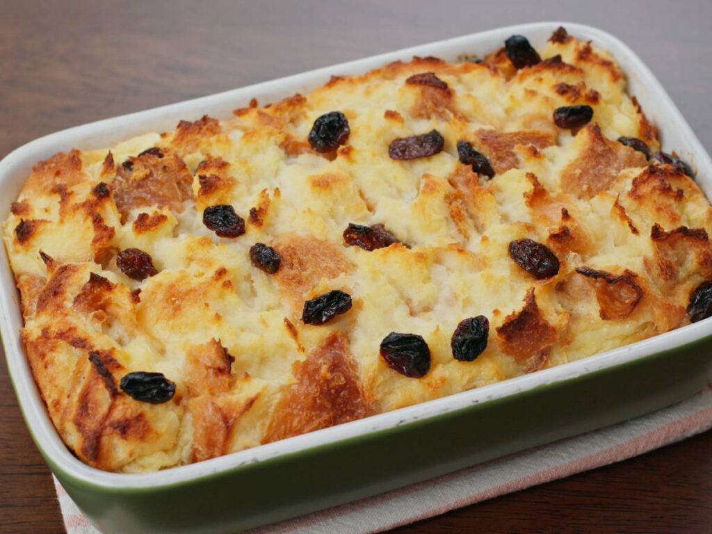 Apetyczna propozycja podania chlebowego puddingu