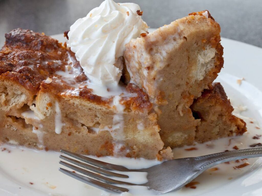 Kreatywna prezentacja chlebowego puddingu na talerzu