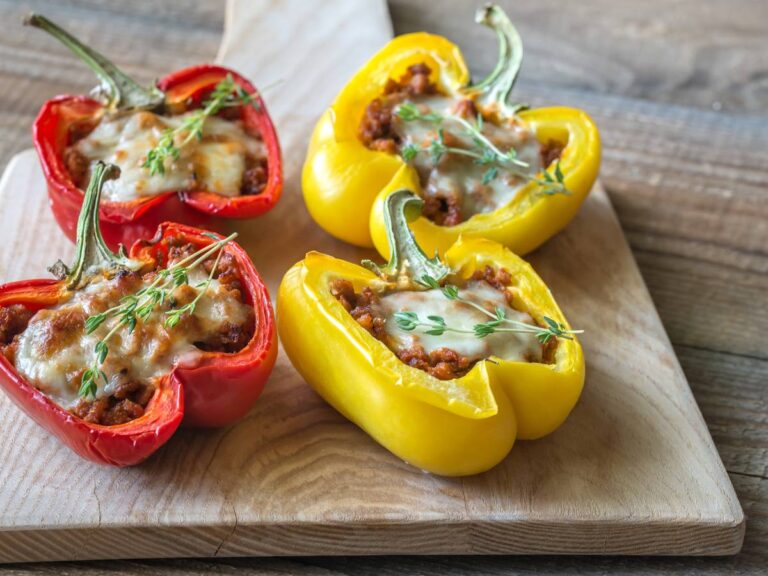 Kolorowa prezentacja faszerowanych papryk na obiedzie rodzinnym