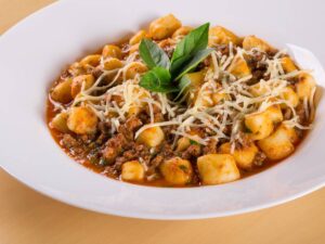 Apetyczna propozycja podania gnocchi z mąki kukurydzianej i ziemniaków