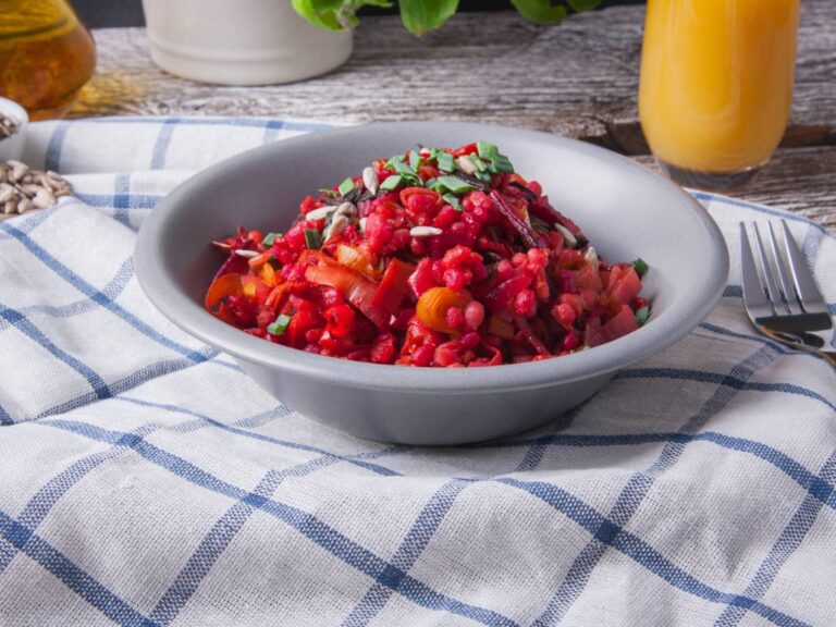 Kolorowa inspiracja do serwowania gulaszu warzywnego na kaszy jęczmiennej.