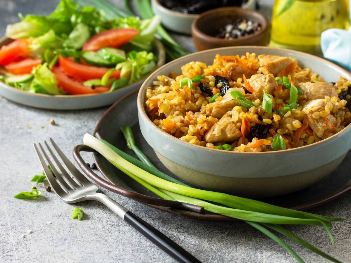 Ciekawa propozycja podania kaszotto z kaszy bulgur i kurczaka