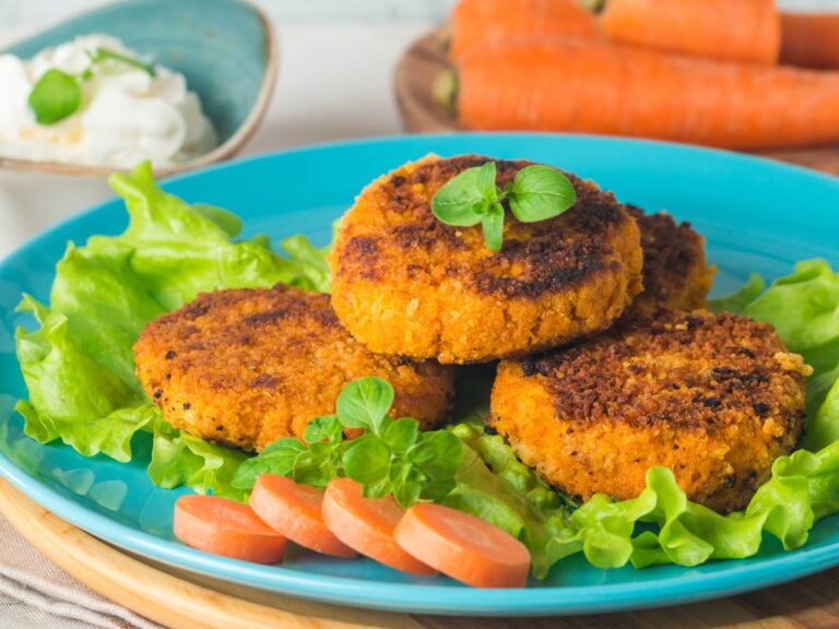 Apetyczna aranżacja kotletów z kaszy i marchewki.