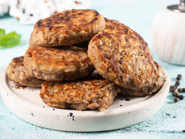 Wiosenne podanie kotletów z pęczaku na kolorowym talerzu