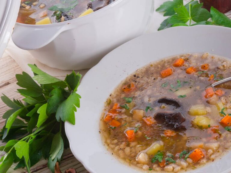 Inspiracja podania krupniku krem z grzankami i natką.