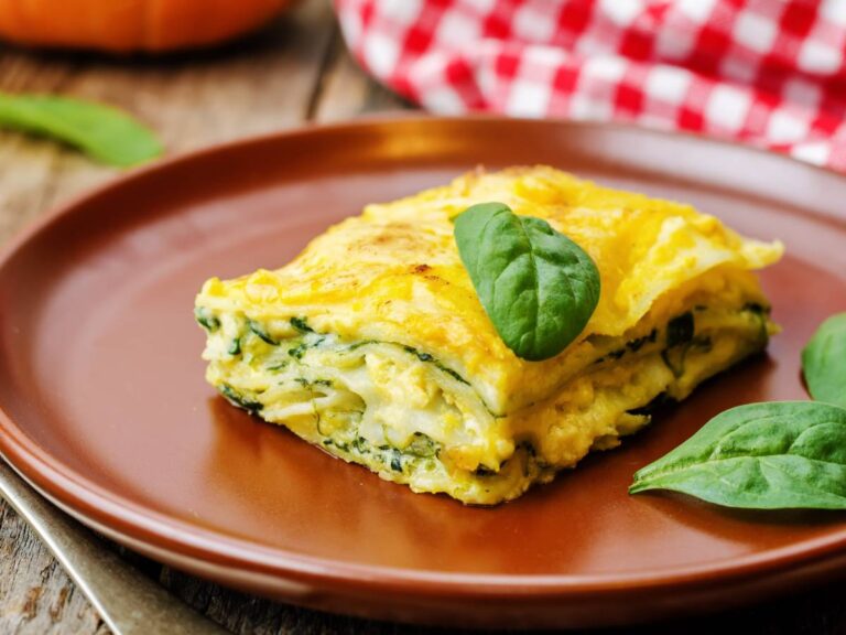 Inspirująca aranżacja lasagne razowej z warzywami.
