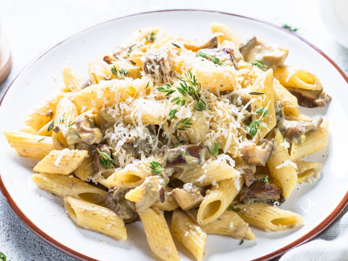 Elegancka propozycja podania makaronu gryczanego z sosem pieczarkowym
