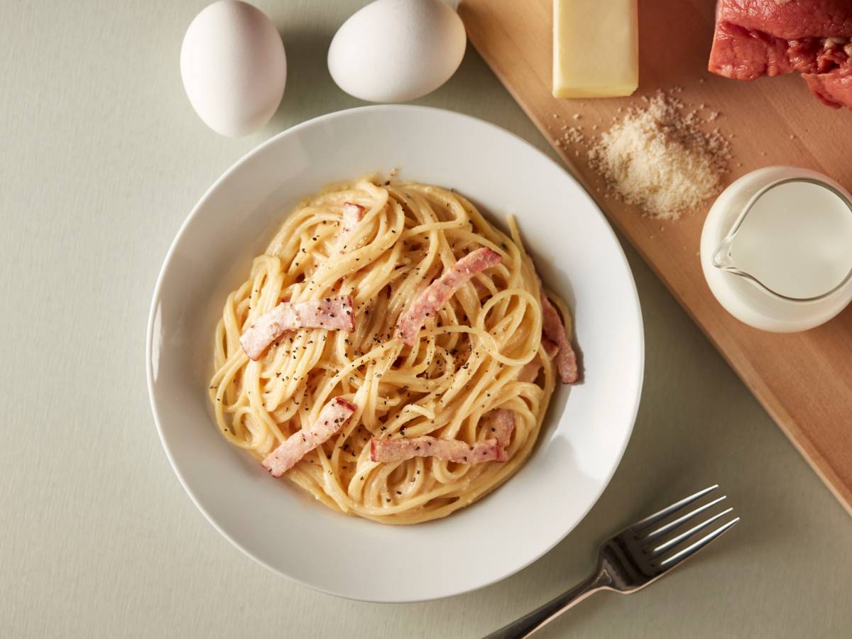 Ciekawa propozycja podania makaronu orkiszowego jajecznego