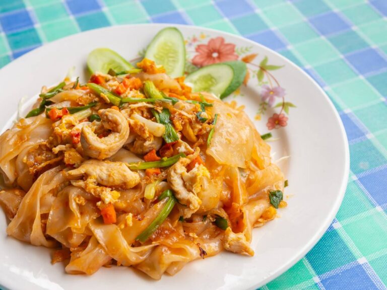 Kolorowa inspiracja do serwowania stir-fry z makaronem ryżowym.