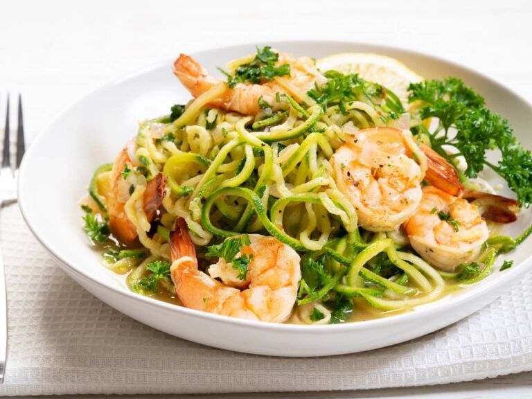 Letnia propozycja podania no-cook makaronu z cukinii i kuskusem perłowym