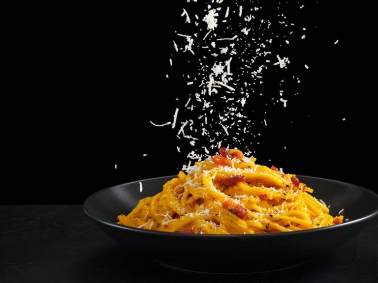 Pomysł na podanie penne carbonary light w stylu rustykalnym