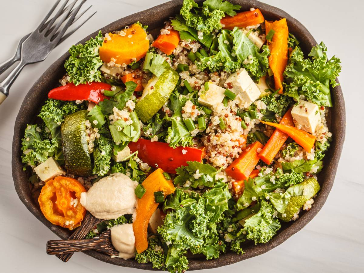 Elegancka propozycja podania pieczonej dyni z quinoa i żurawiną,