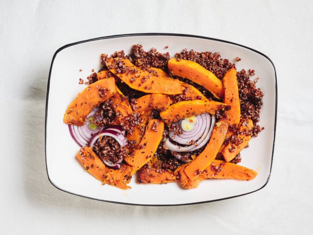 Kolorowa inspiracja do podania pieczonej dyni z quinoa i żurawiną