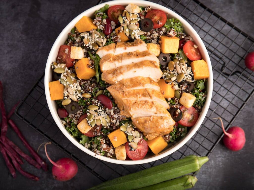 Domowy sposób serwowania pieczonej dyni z quinoa i żurawiną.