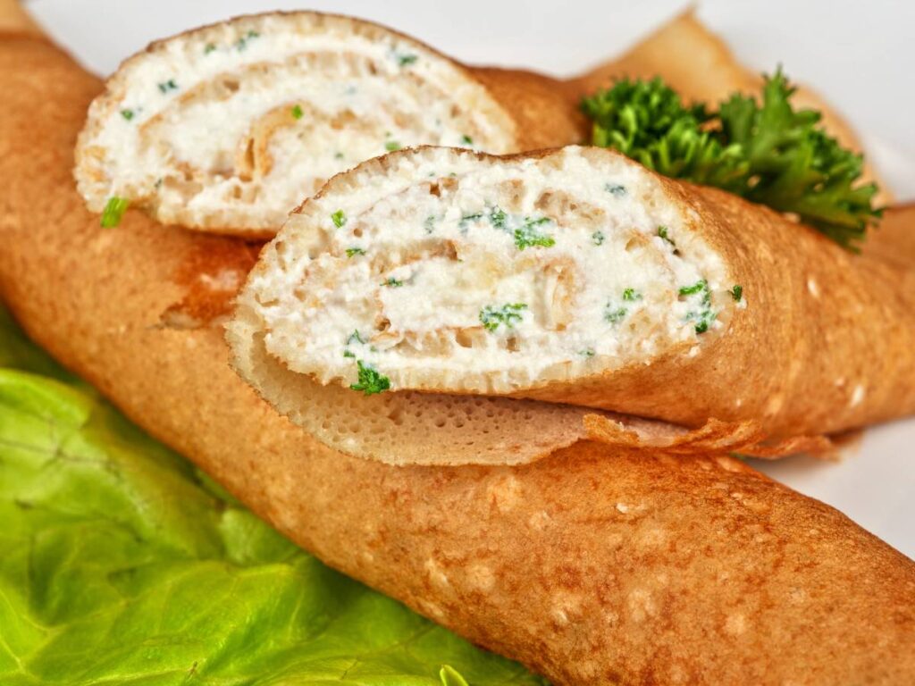 Apetyczna propozycja podania placuszków z kaszy kuskus i fety