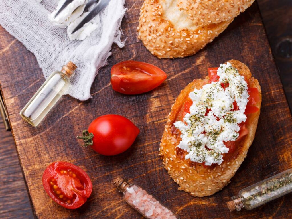 Inspiracja podania placuszków z kaszy kuskus i fety