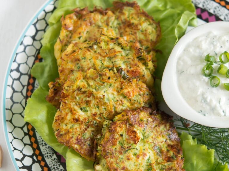 Placuszki z kuskusu i fety z ziołowym sosem i sałatką