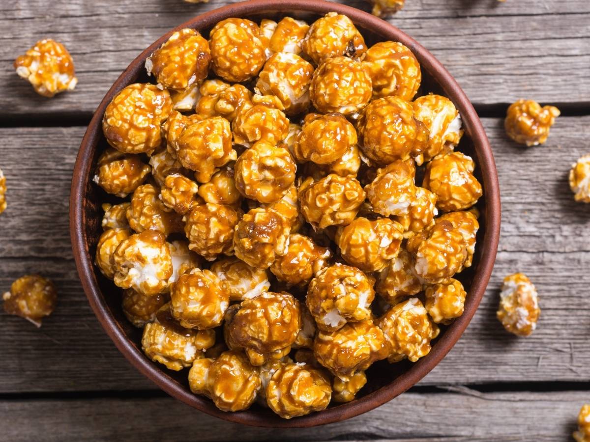 Elegancka propozycja podania popcornu karmelowego