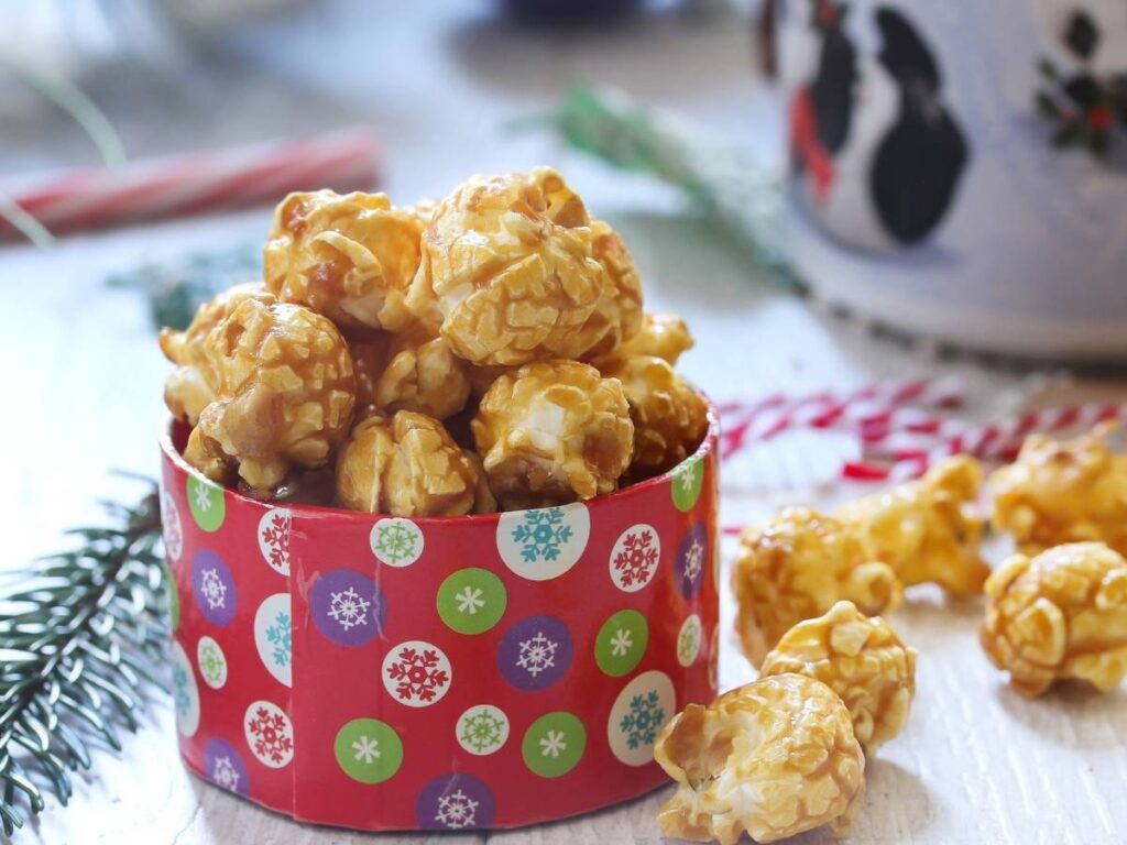 Kreatywne podanie popcornu karmelowego w papierowych rożkach