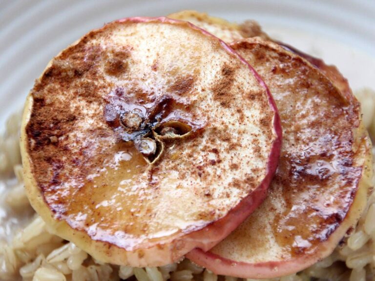 Estetyczna porcja ryżu zapiekanego z jabłkami i cynamonem