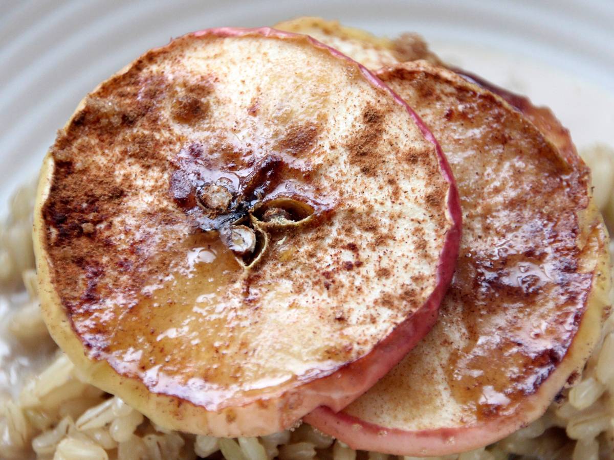 Estetyczna porcja ryżu zapiekanego z jabłkami i cynamonem