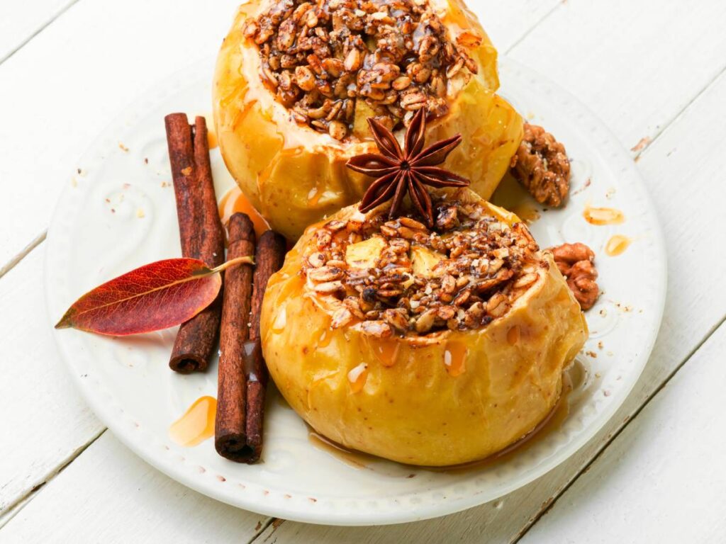 Deserowy sposób podania ryżu zapiekanego z jabłkami