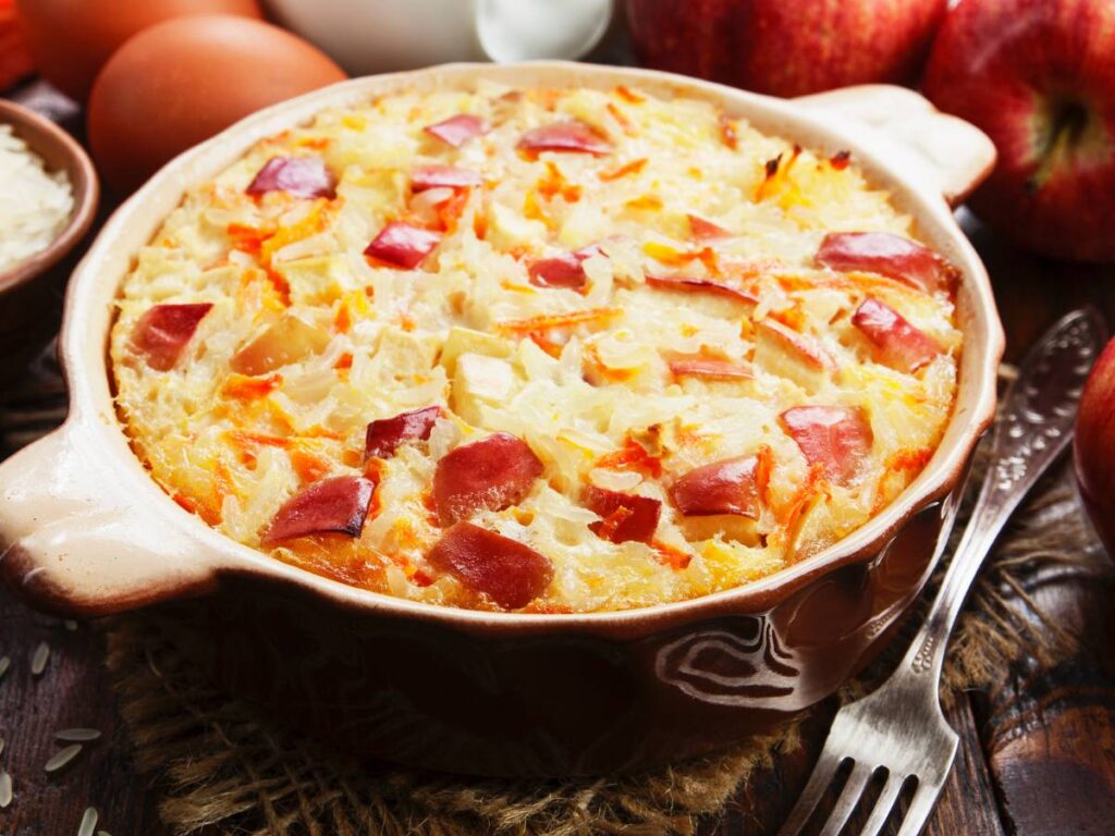 Inspiracja na podanie ryżu zapiekanego z jabłkami w domowym stylu