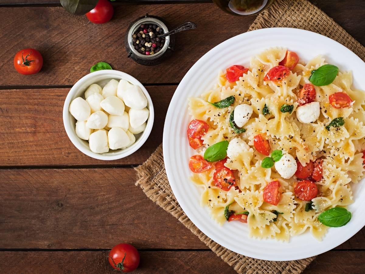 Elegancka propozycja podania sałatki caprese z pełnoziarnistym makaronem
