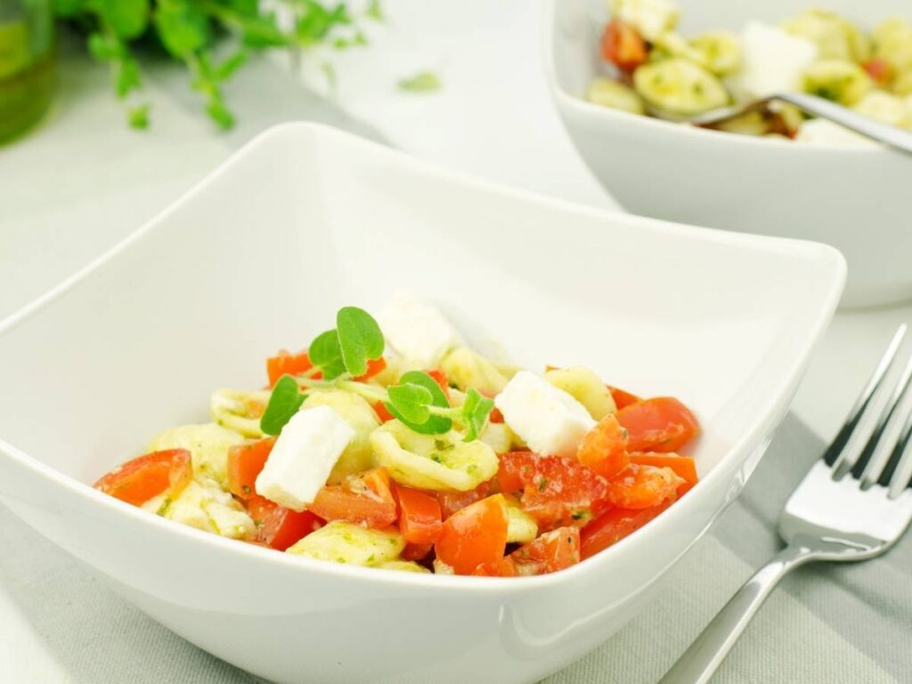 Pomysł na podanie sałatki caprese z makaronem na lunch