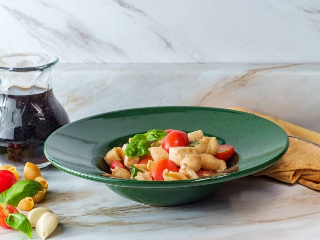 Kolorowa aranżacja sałatki caprese z makaronem.