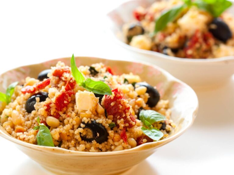 Kolorowa i apetyczna wersja podania sałatki gyros z kuskusem