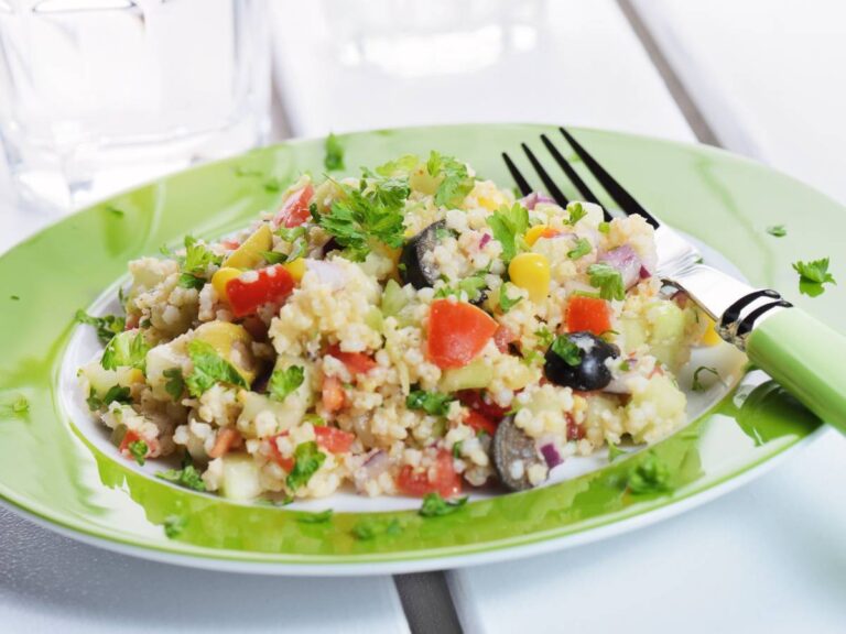 Pomysłowe podanie sałatki z kaszą jaglaną