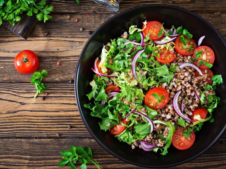 Apetyczna propozycja podania sałatki z kaszy gryczanej