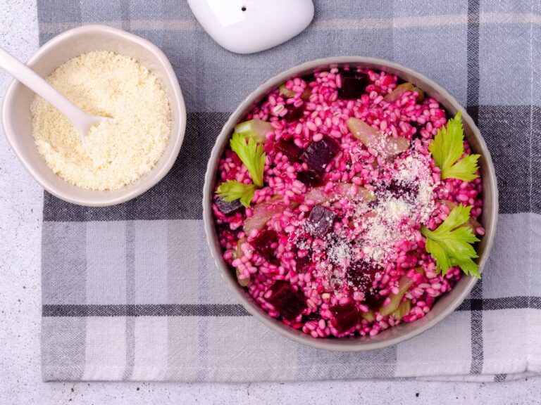 Apetyczna propozycja podania sałatki z pęczakiem i burakiem