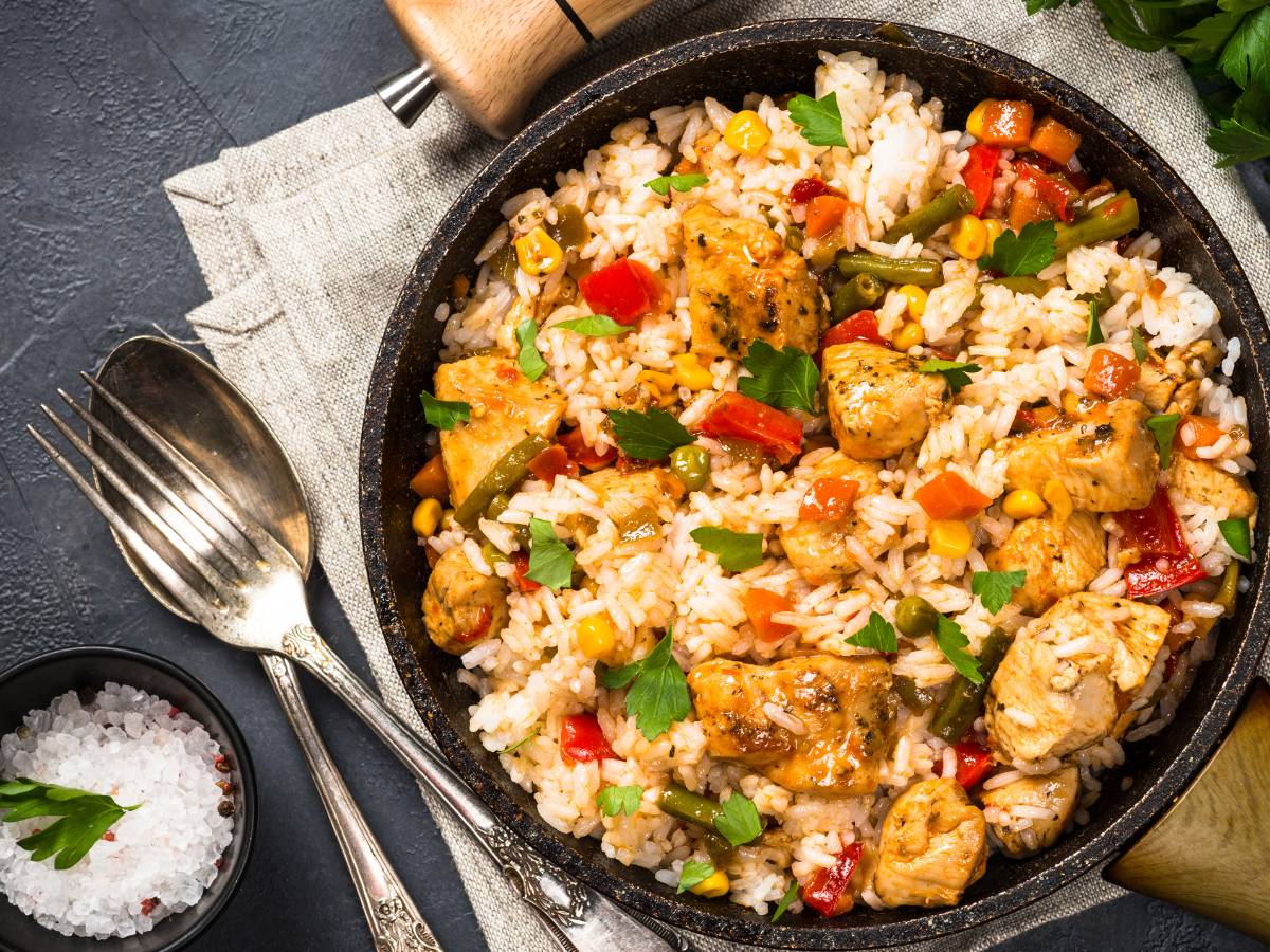 Kolorowa sałatka ryżowa z kurczakiem i ananasem w szklanej misce