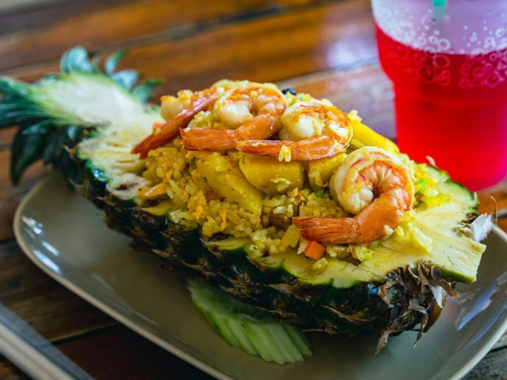 Sałatka z ryżem jaśminowym podana w wydrążonym ananasie