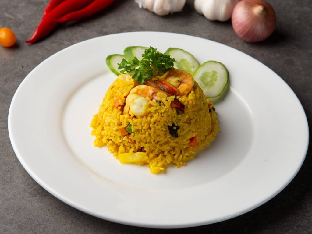 Elegancka porcja sałatki z ryżem i kurczakiem