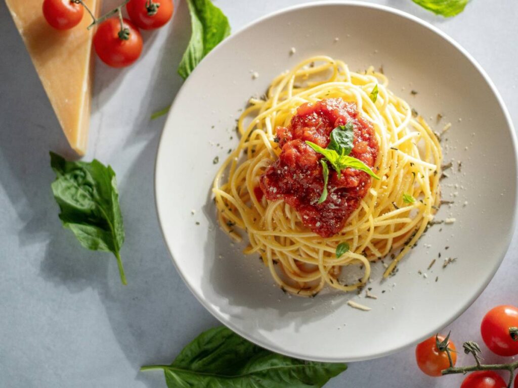 Pomysł na efektowne serwowanie spaghetti pełnoziarnistego