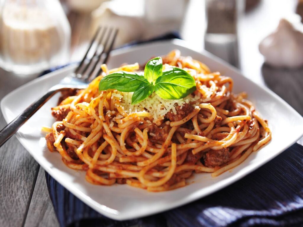 Inspiracja do podania spaghetti pełnoziarnistego z parmezanem.