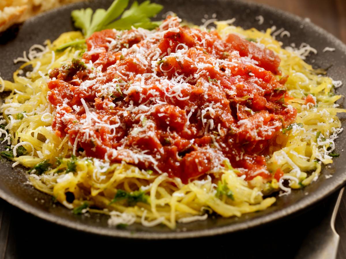 Apetyczna propozycja podania spaghetti pełnoziarnistego z sosem pomidorowym