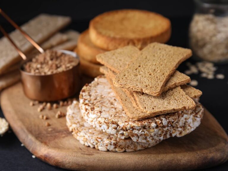 Sucharki żytnie podane z kolorowymi dipami i pastami