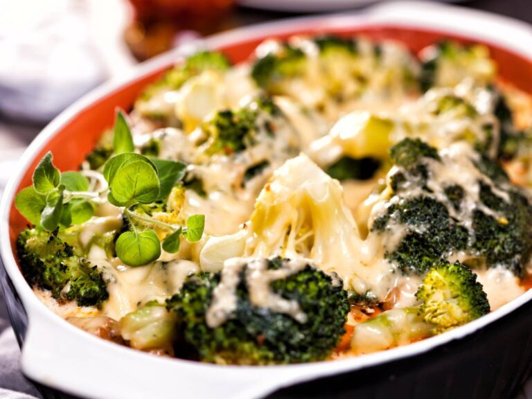 Pomysłowe podanie zapiekanki z kaszy manny i brokułów