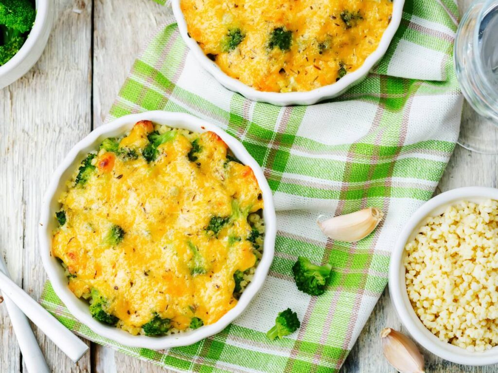 Inspirująca prezentacja domowej zapiekanki z ryżem.